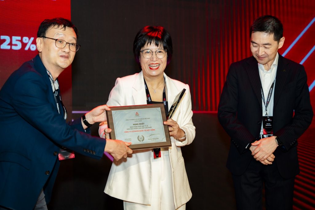 Mitsubishi Việt Hồng được vinh danh tại Hội nghị thường niên Nhà Phân Phối Ô tô Mitsubishi 2024